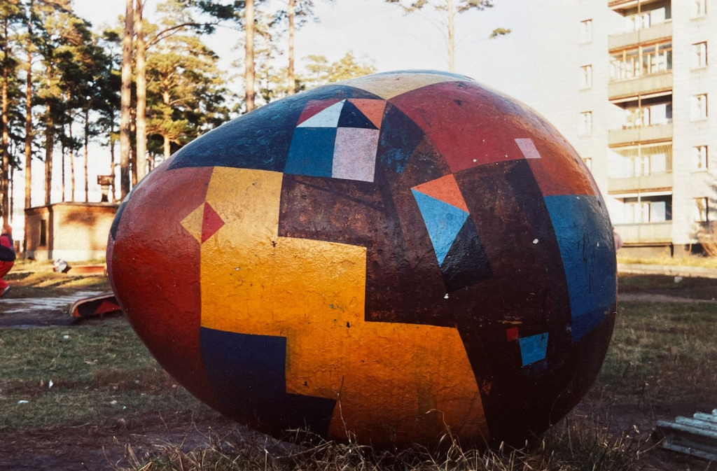 Бетонное яйцо, установленное в 1980-е годы во дворе дома №35 на ул. Богдана Хмельницкого (фото из личного архива Т. П. Арбатской) Бетонное яйцо, установленное в 1980-е годы во дворе дома №35 на ул. Богдана Хмельницкого (фото из личного архива Т. П. Арбатской)