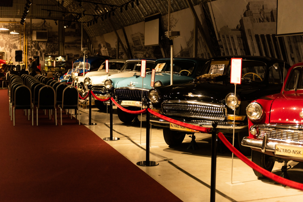 Ретроавтомобили в Галерее времени Ретроавтомобили в Галерее времени