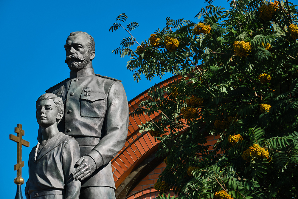 Памятник Николаю II у собора Александра Невского Памятник Николаю II у собора Александра Невского